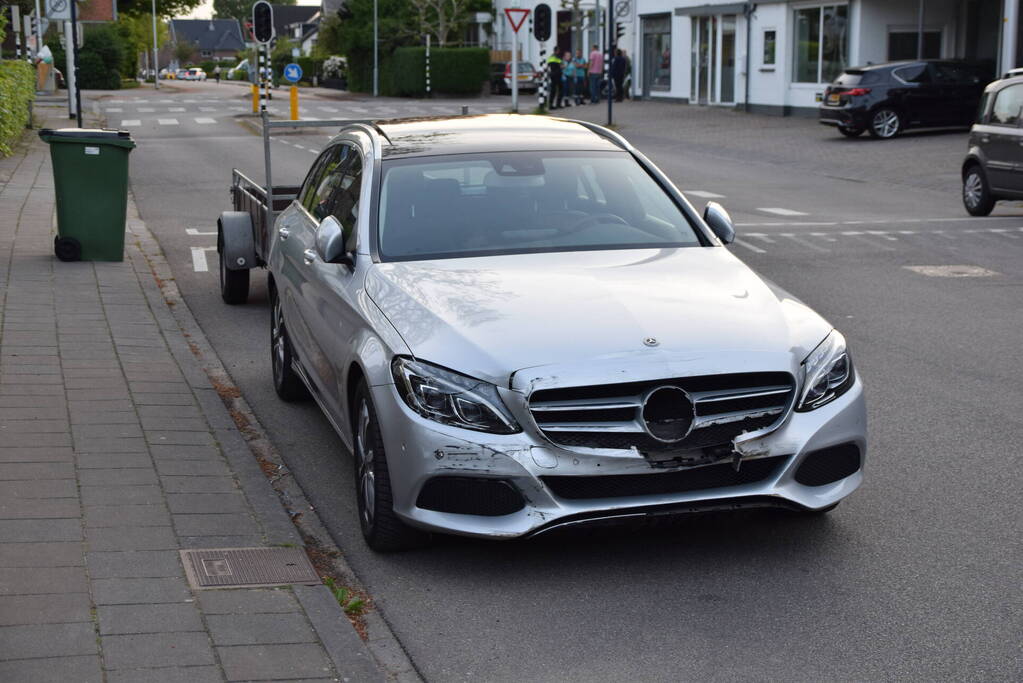 Flinke schade bij aanrijding tussen twee voertuigen