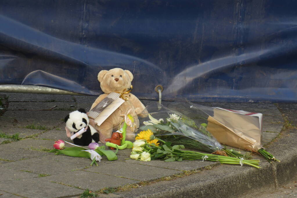 Bloemen en knuffels bij woning gezinsdrama
