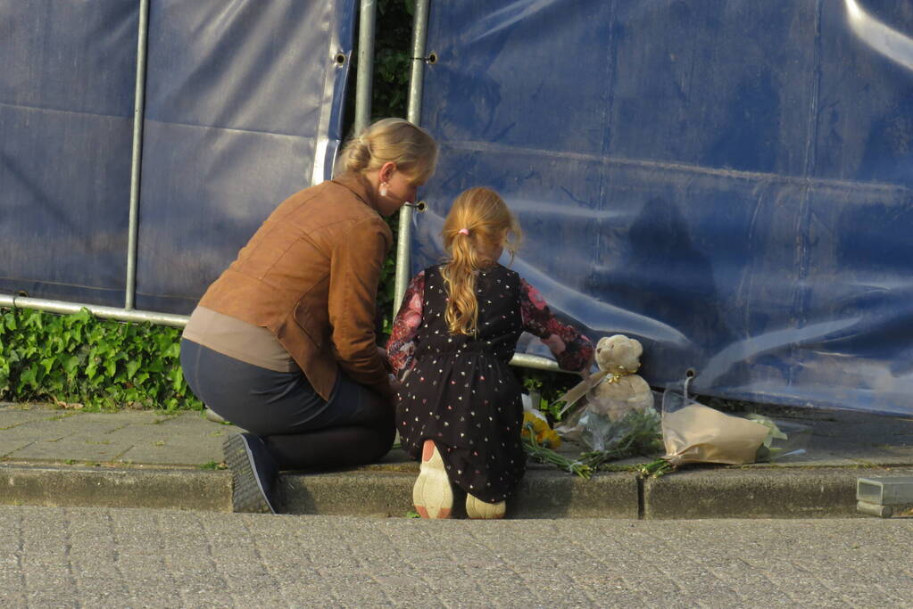 Bloemen en knuffels bij woning gezinsdrama