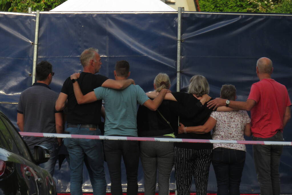 Bloemen en knuffels bij woning gezinsdrama