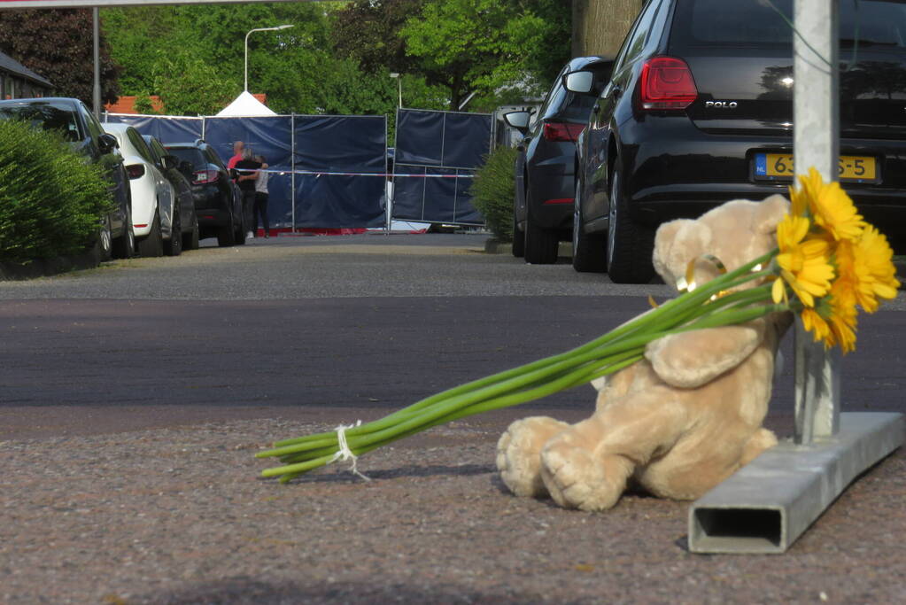 Bloemen en knuffels bij woning gezinsdrama