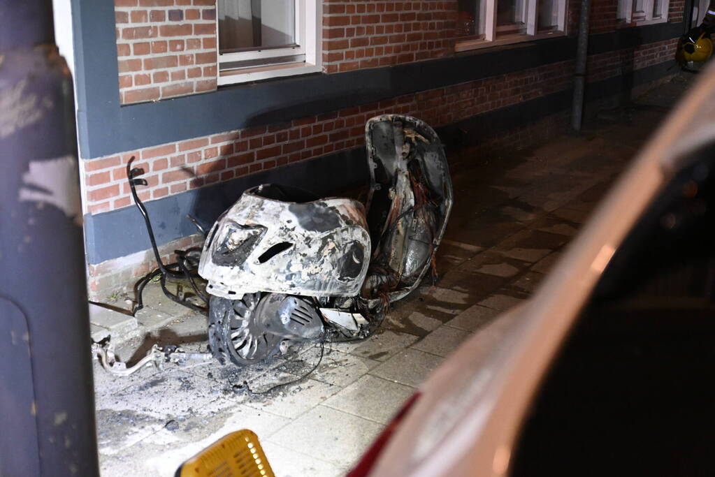 Woningen ontruimd door scooterbrand
