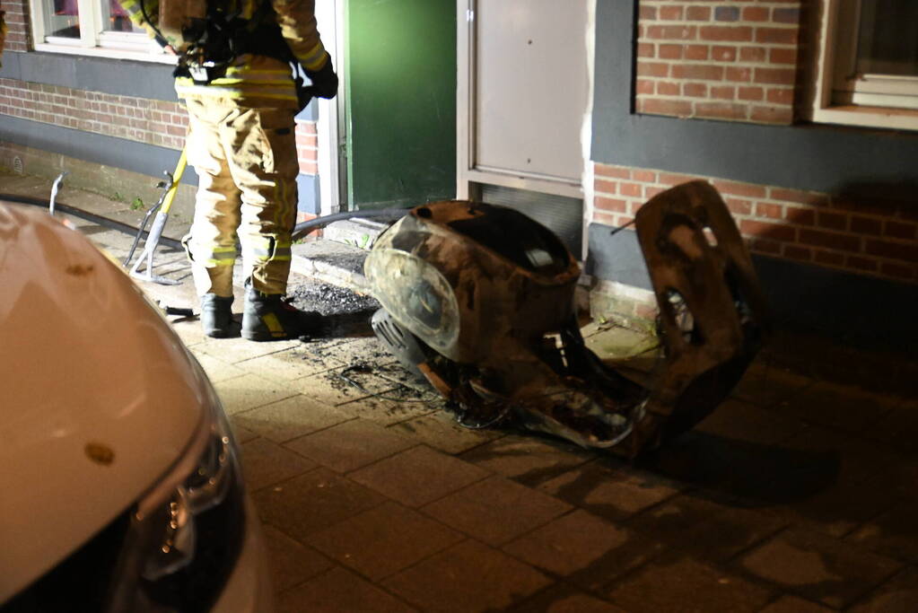 Woningen ontruimd door scooterbrand