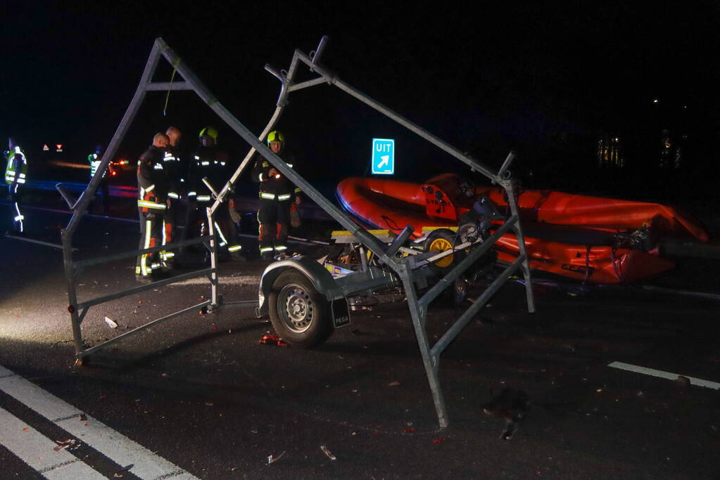 Boottrailer schiet los op snelweg