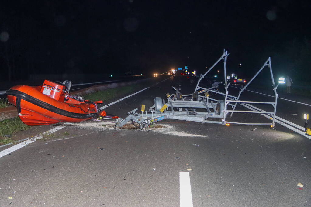Boottrailer schiet los op snelweg