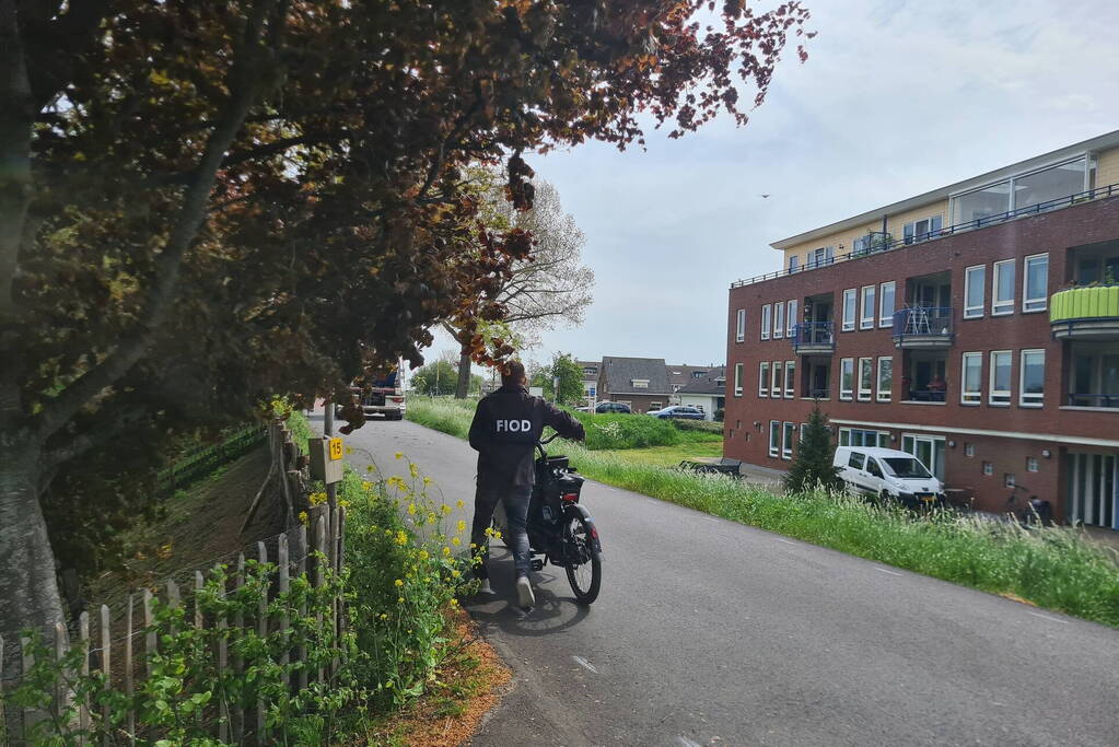 Inval en aanhouding bij boerderijwoning