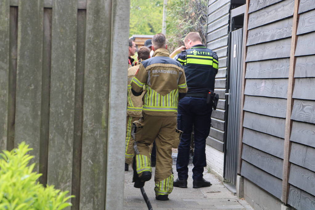 Brand in coniferenhaag snel geblust