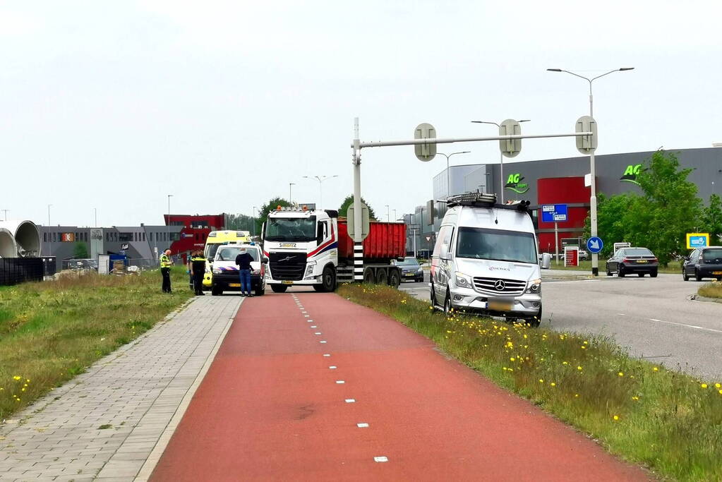 Vrachtwagen klapt achterop bestelbus