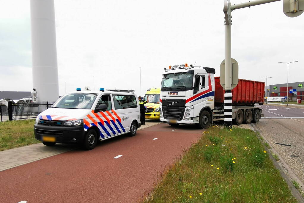 Vrachtwagen klapt achterop bestelbus