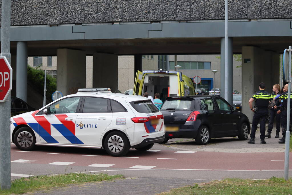 Vrouw op fiets aangereden door personenauto