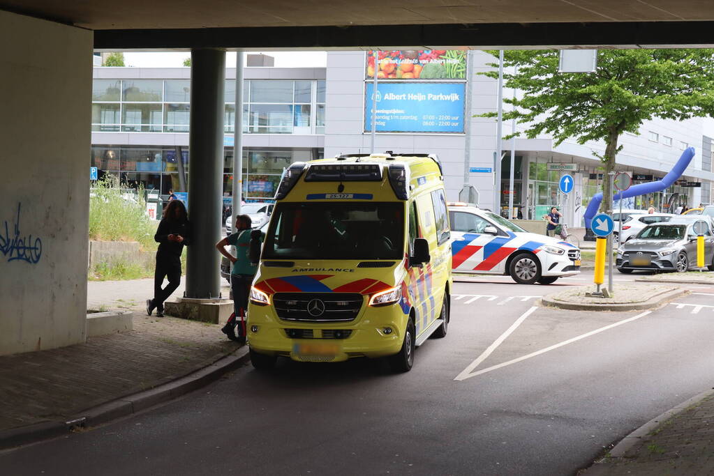 Vrouw op fiets aangereden door personenauto