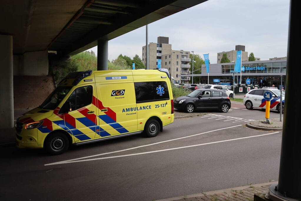 Vrouw op fiets aangereden door personenauto