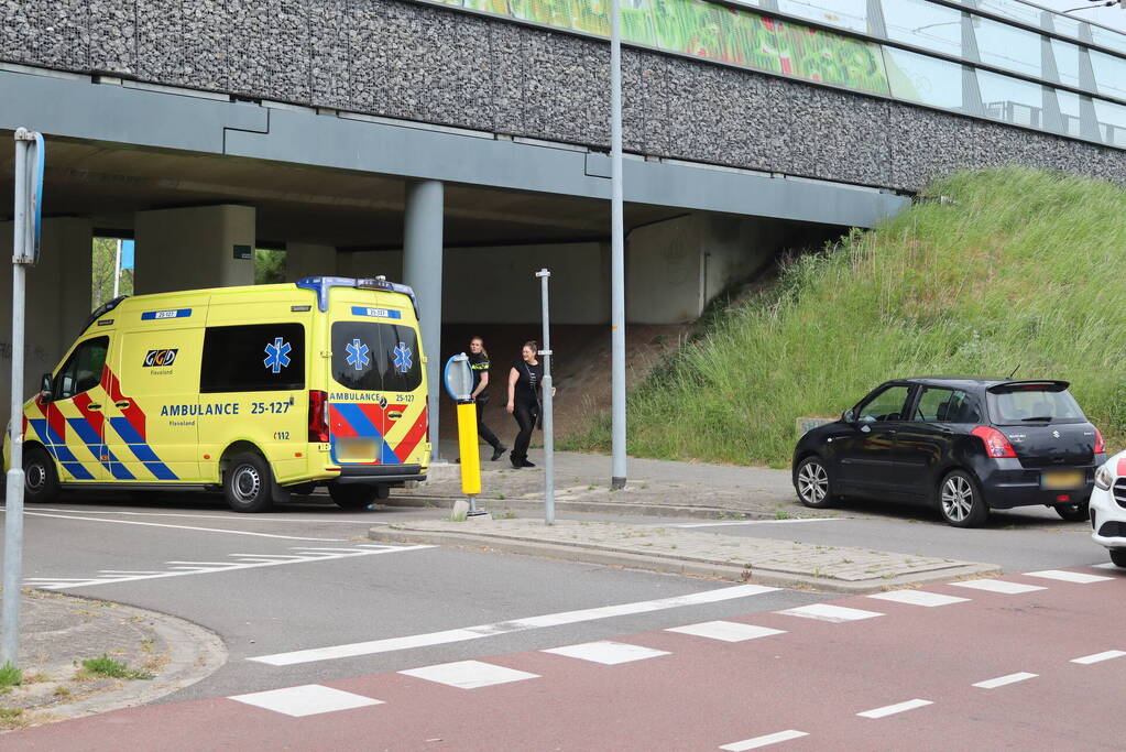 Vrouw op fiets aangereden door personenauto