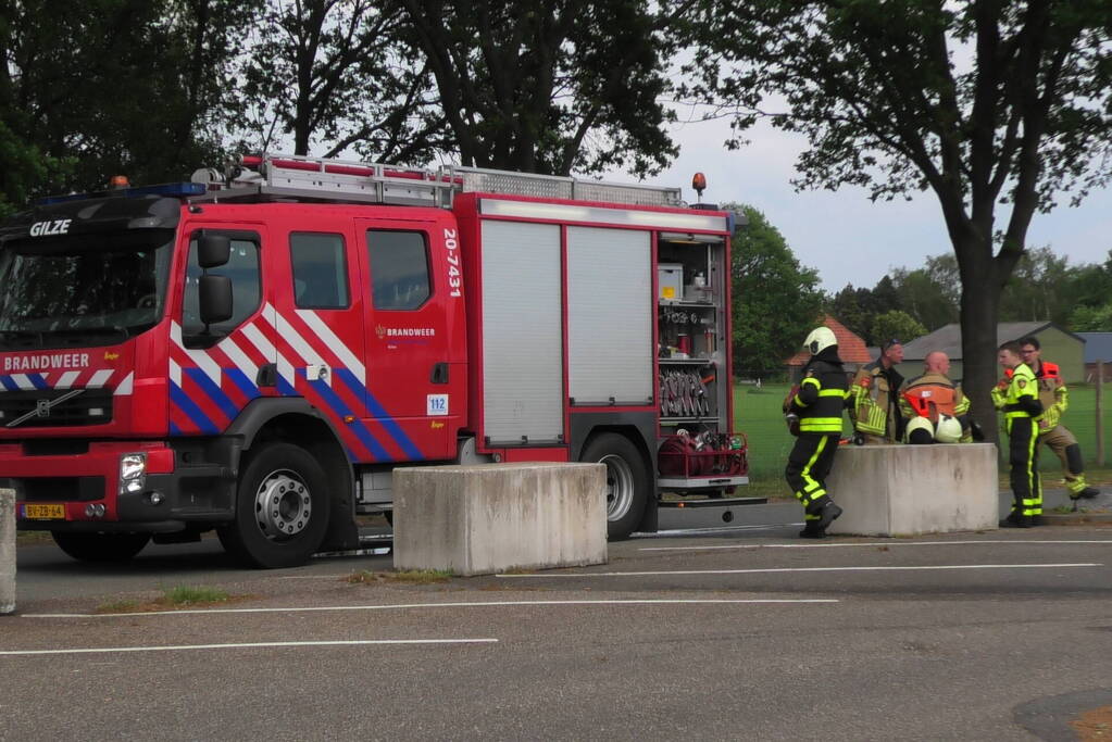 Restafvalcontainer op parkeerplaats langs snelweg vat vlam
