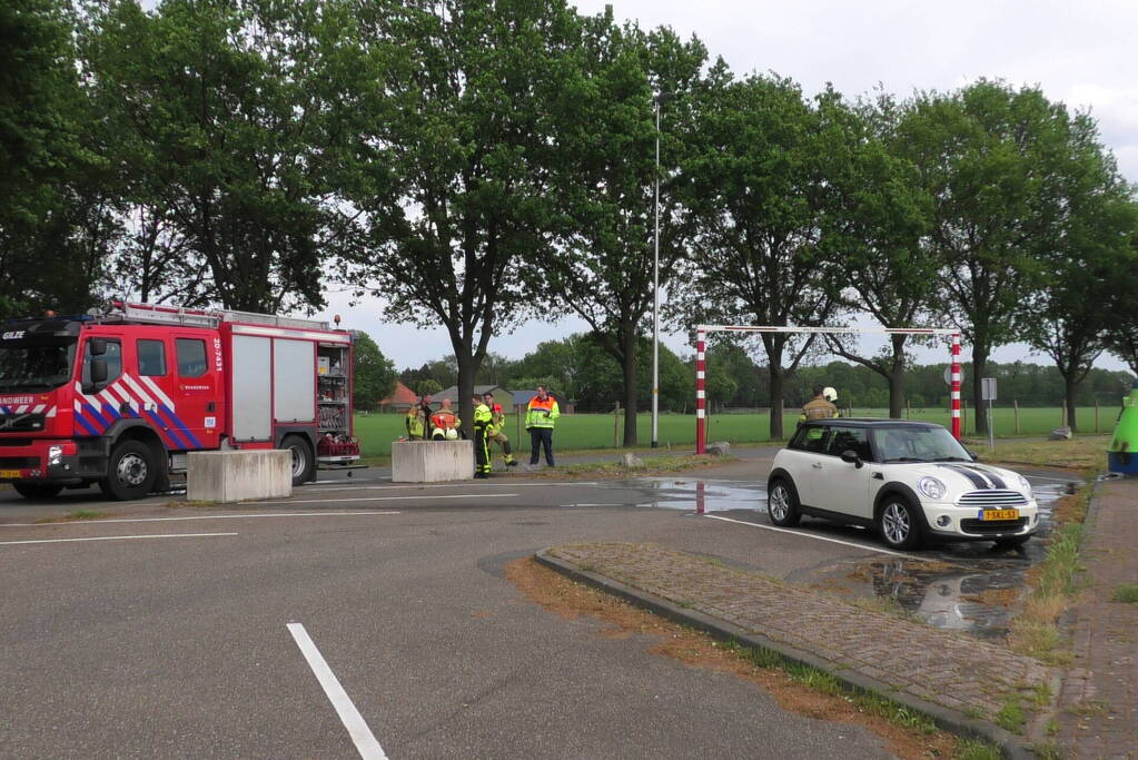 Restafvalcontainer op parkeerplaats langs snelweg vat vlam