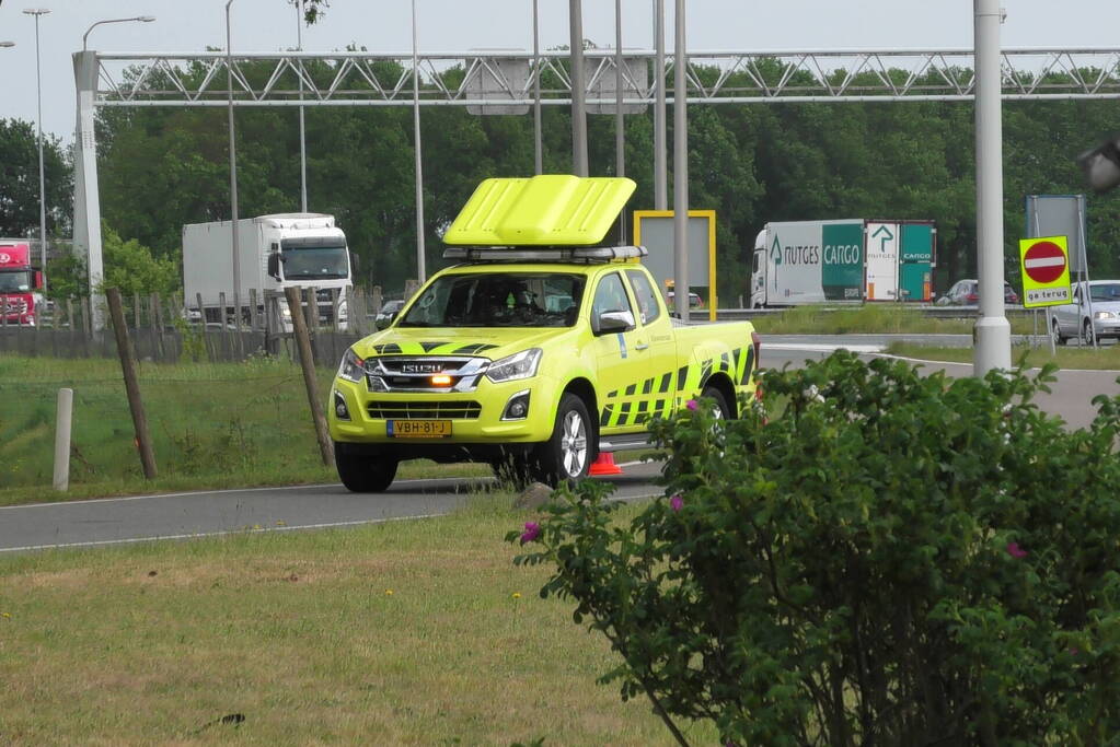 Restafvalcontainer op parkeerplaats langs snelweg vat vlam