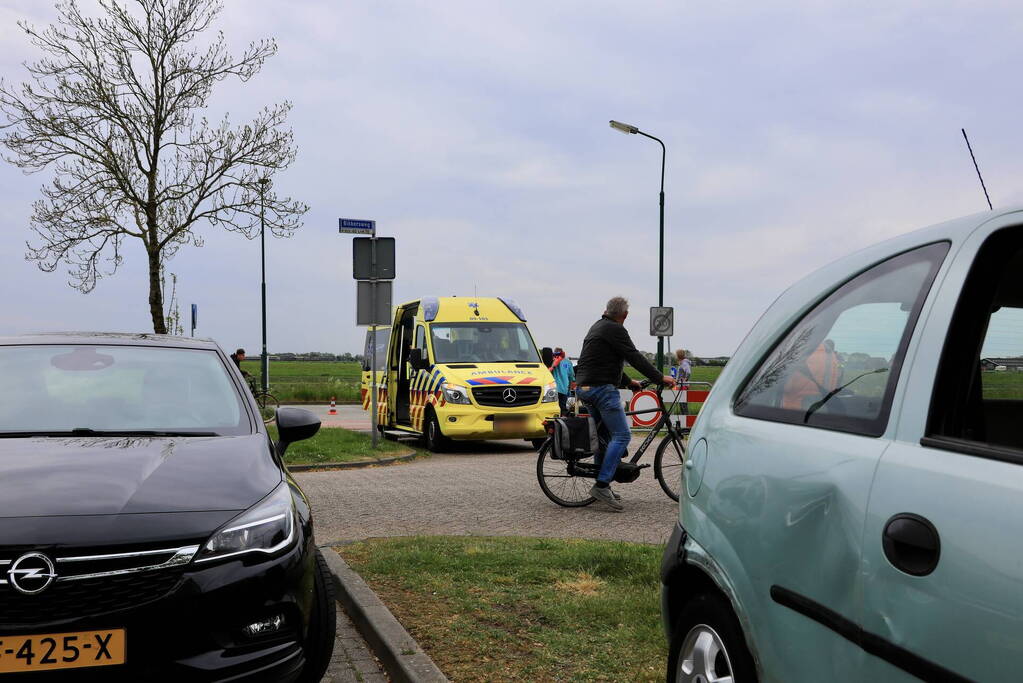 Man op fiets raakt gewond bij botsing met auto