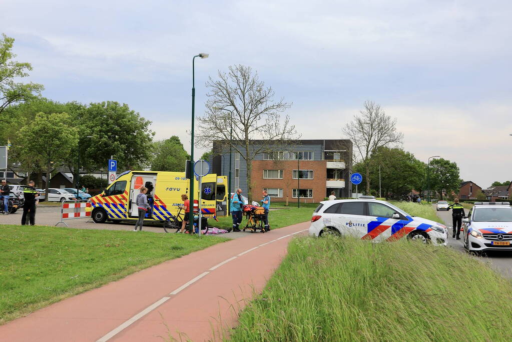 Man op fiets raakt gewond bij botsing met auto