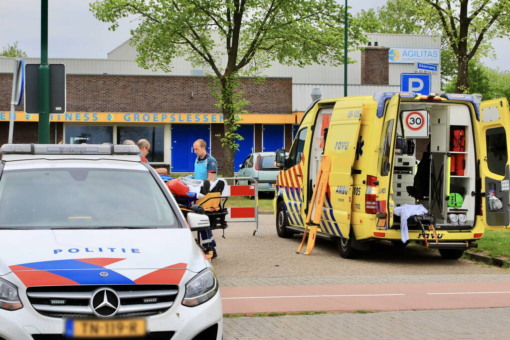 Man op fiets raakt gewond bij botsing met auto