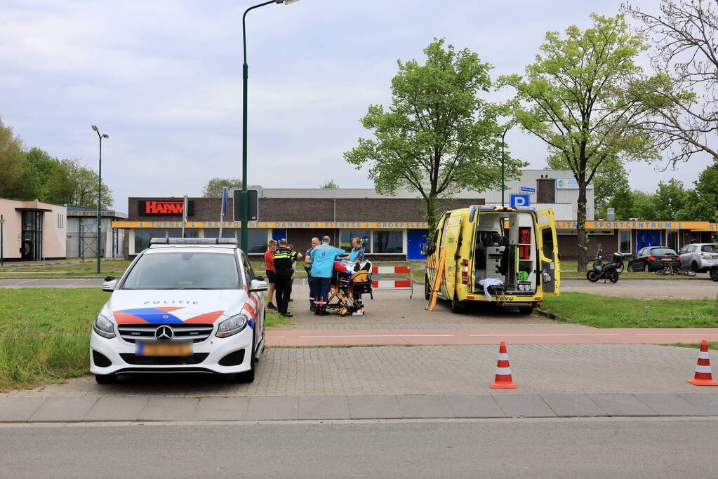 Man op fiets raakt gewond bij botsing met auto