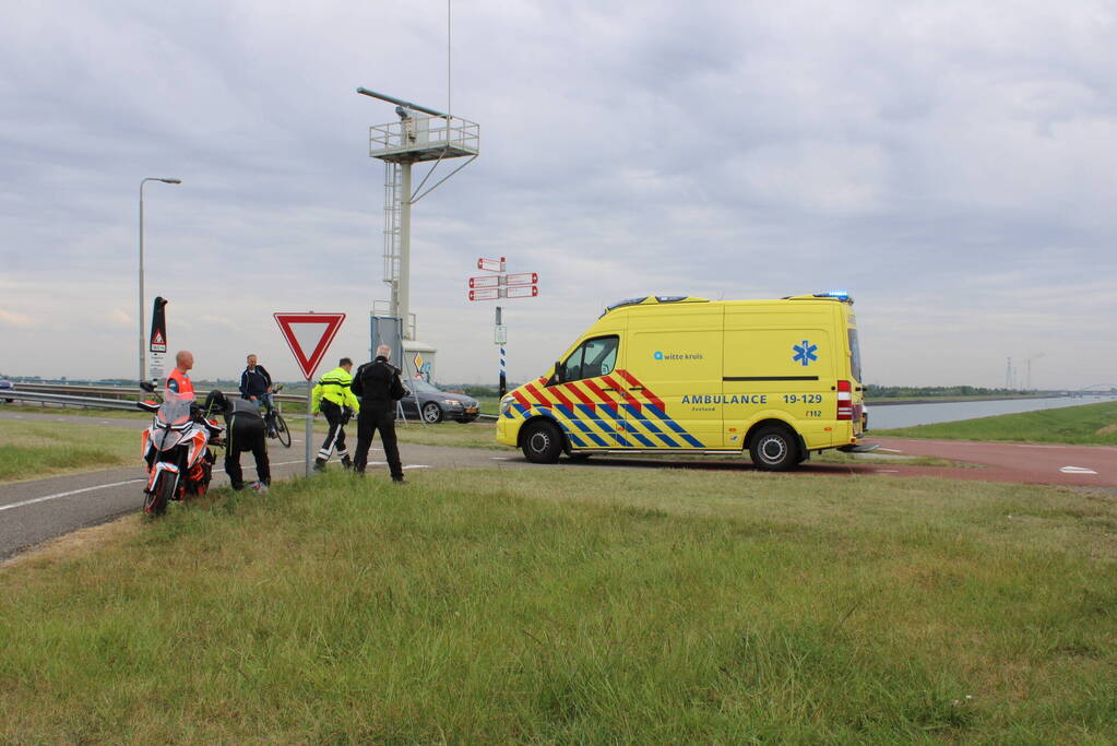 Wielrenner knalt op stilstaande motor