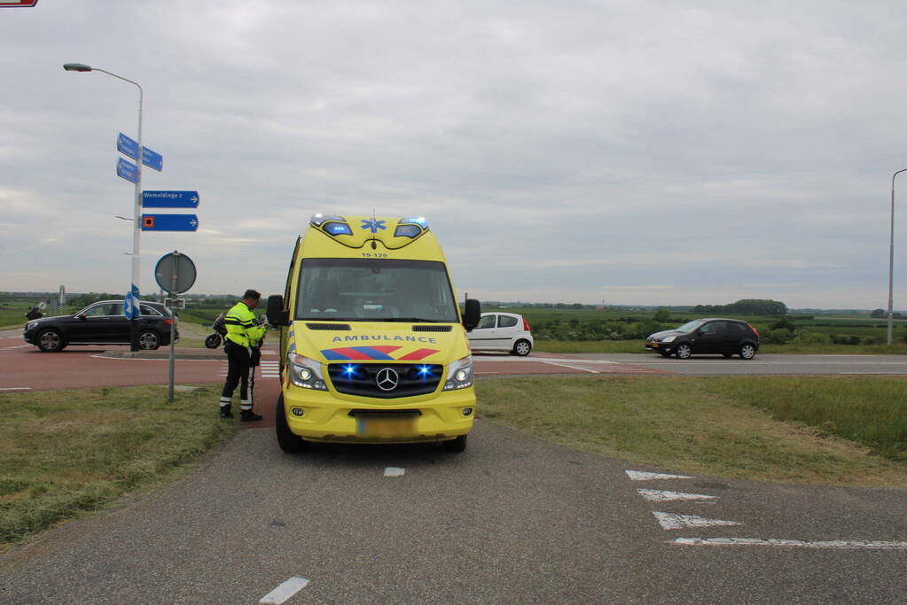 Wielrenner knalt op stilstaande motor