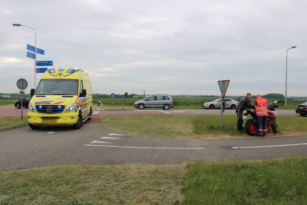 Wielrenner knalt op stilstaande motor