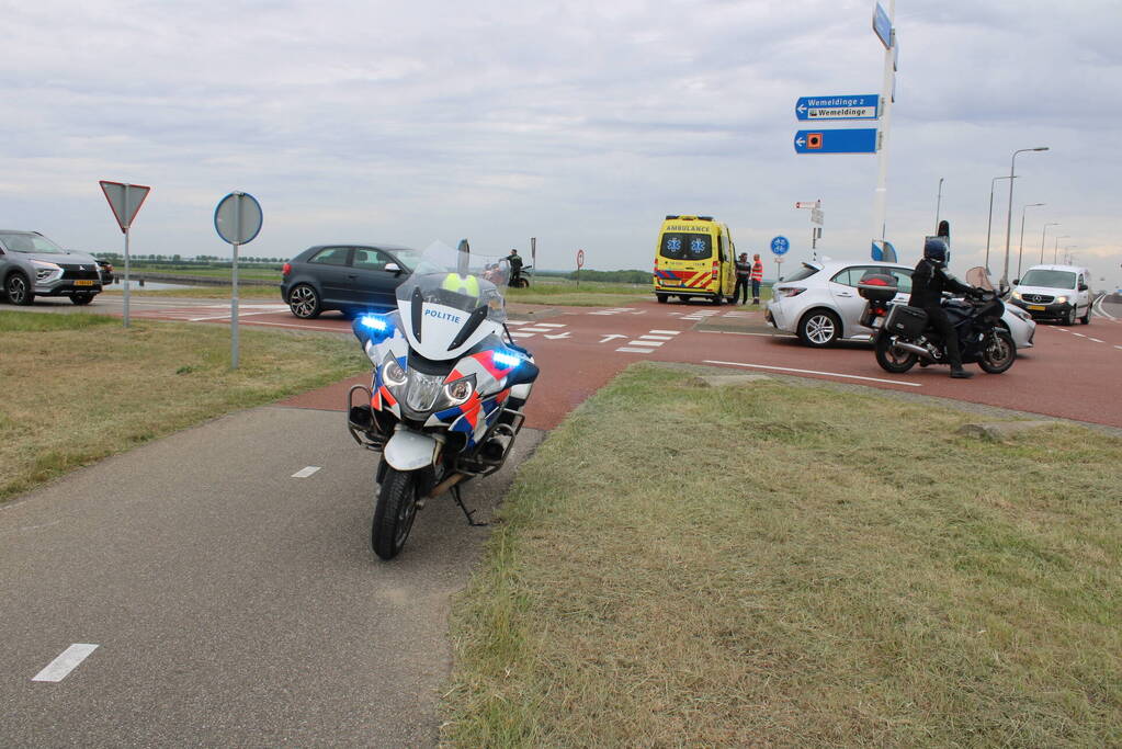 Wielrenner knalt op stilstaande motor