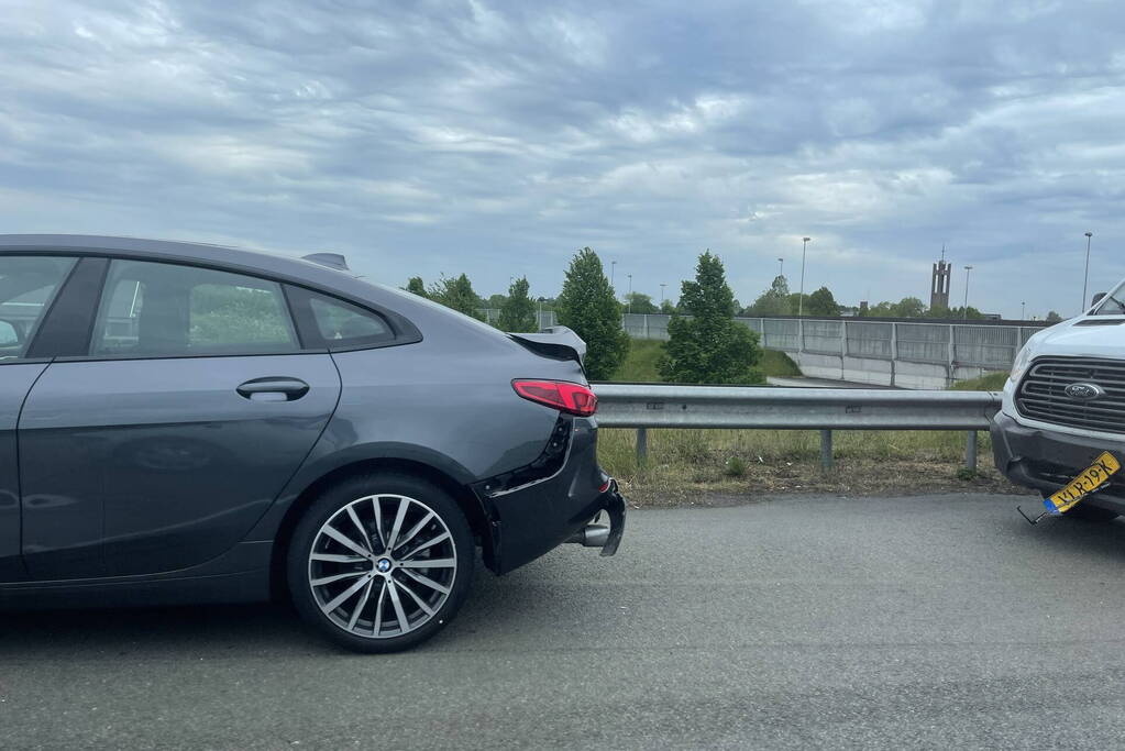 Bestelbus botst achterop personenauto op viaduct snelweg
