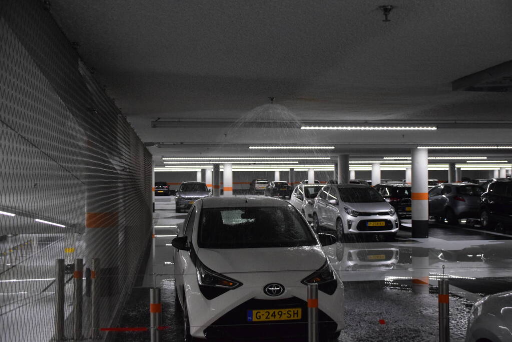 Hevige waterschade door gesprongen sprinkler in parkeergarage