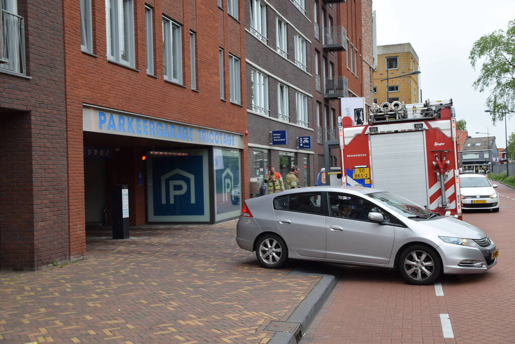 Hevige waterschade door gesprongen sprinkler in parkeergarage