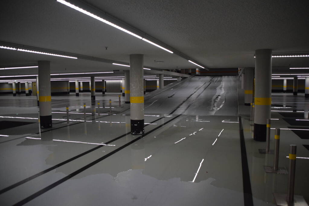 Hevige waterschade door gesprongen sprinkler in parkeergarage