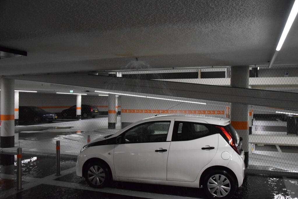 Hevige waterschade door gesprongen sprinkler in parkeergarage