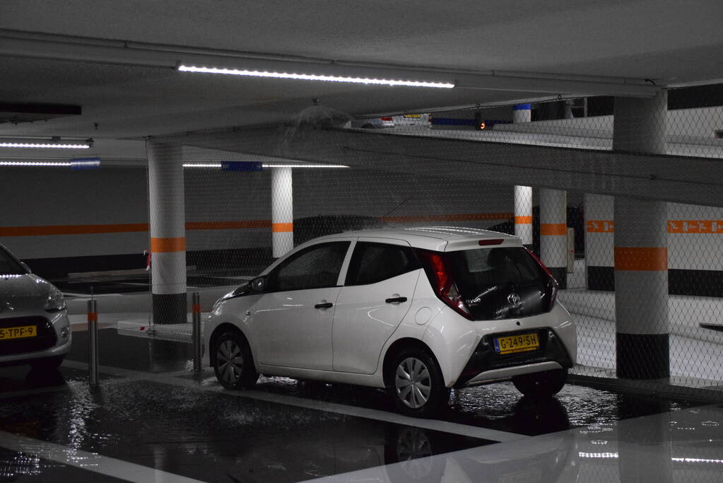 Hevige waterschade door gesprongen sprinkler in parkeergarage