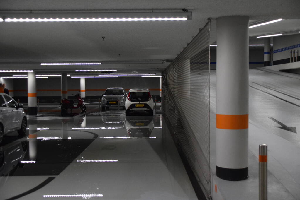 Hevige waterschade door gesprongen sprinkler in parkeergarage
