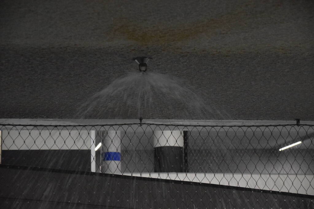 Hevige waterschade door gesprongen sprinkler in parkeergarage