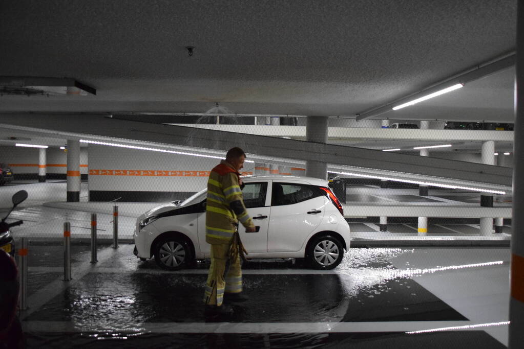 Hevige waterschade door gesprongen sprinkler in parkeergarage