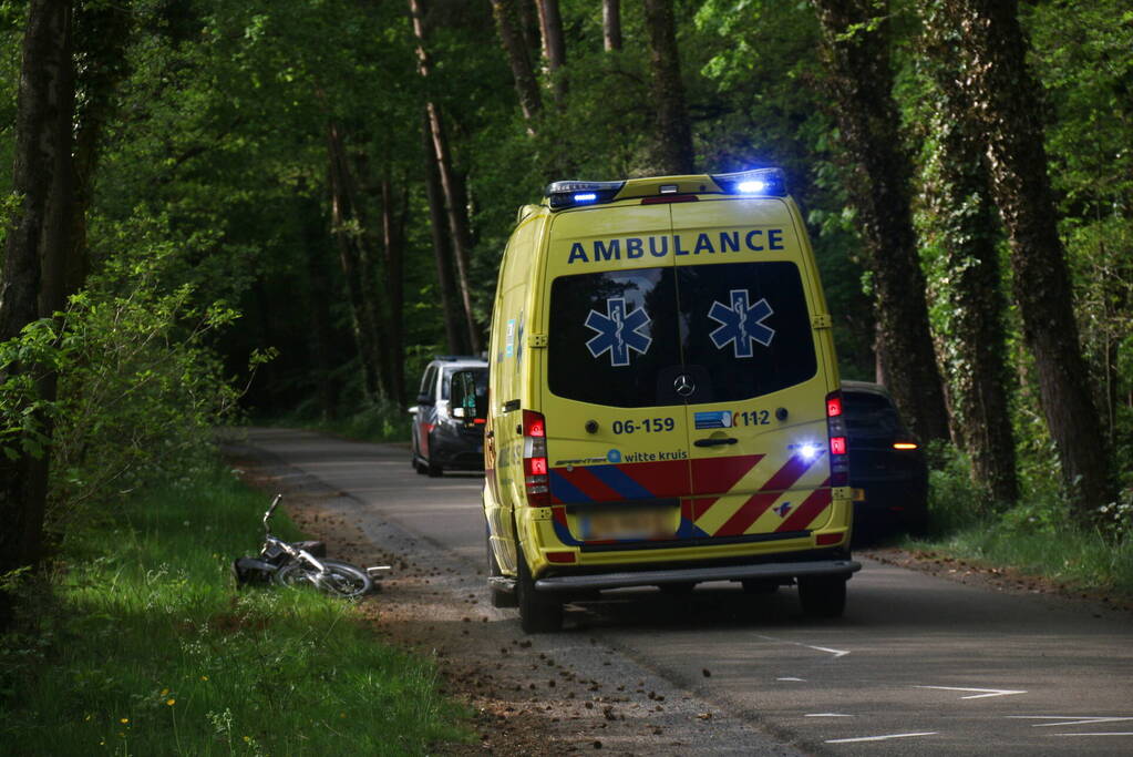Fietser ernstig gewond bij botsing met auto