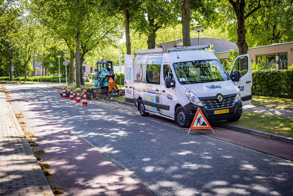 Waterleiding geraakt nabij Zwembad Hoogland