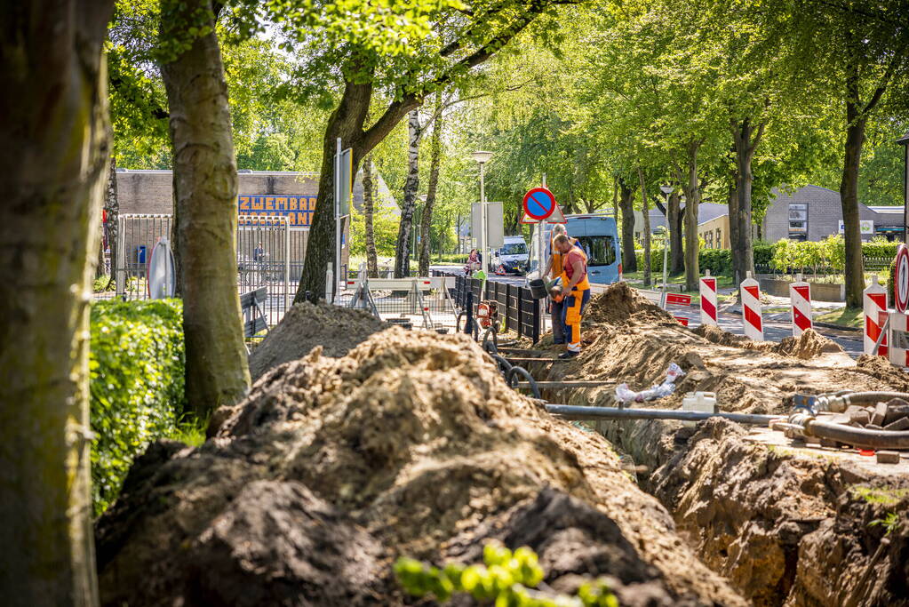 Waterleiding geraakt nabij Zwembad Hoogland