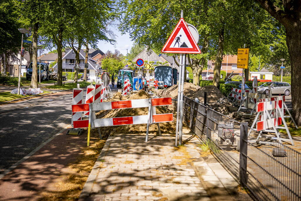 Waterleiding geraakt nabij Zwembad Hoogland
