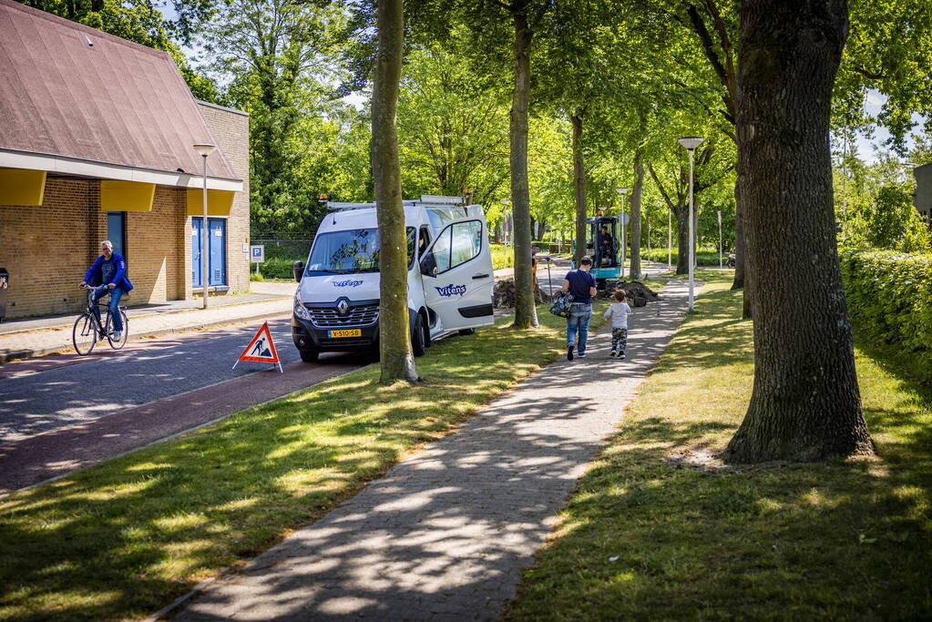 Waterleiding geraakt nabij Zwembad Hoogland