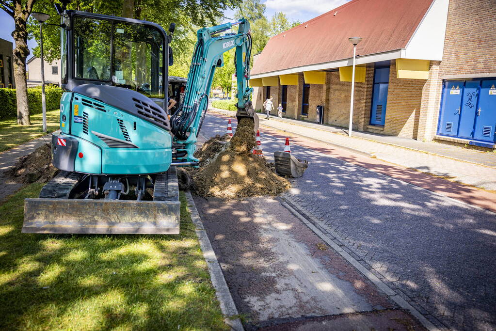 Waterleiding geraakt nabij Zwembad Hoogland