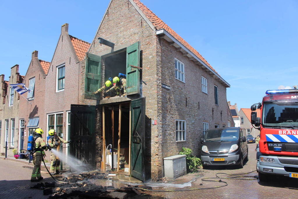 Schuur vat vlam na onkruid wegbranden