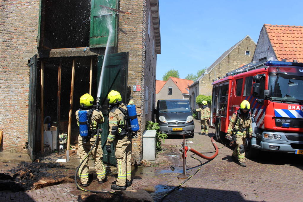 Schuur vat vlam na onkruid wegbranden