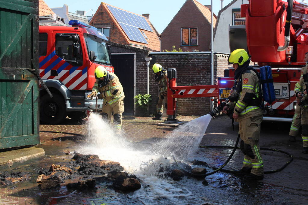 Schuur vat vlam na onkruid wegbranden
