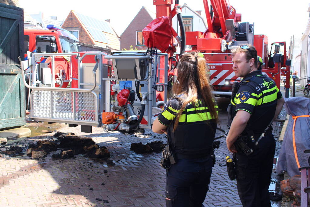 Schuur vat vlam na onkruid wegbranden