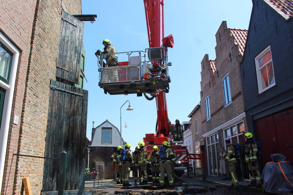 Schuur vat vlam na onkruid wegbranden