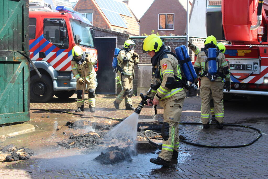 Schuur vat vlam na onkruid wegbranden