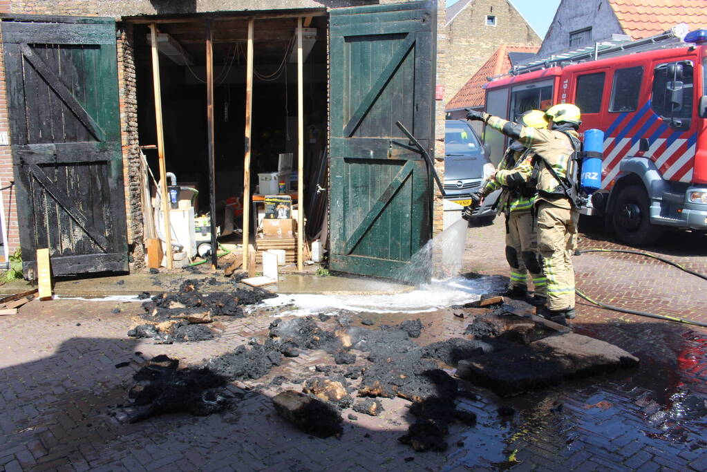 Schuur vat vlam na onkruid wegbranden